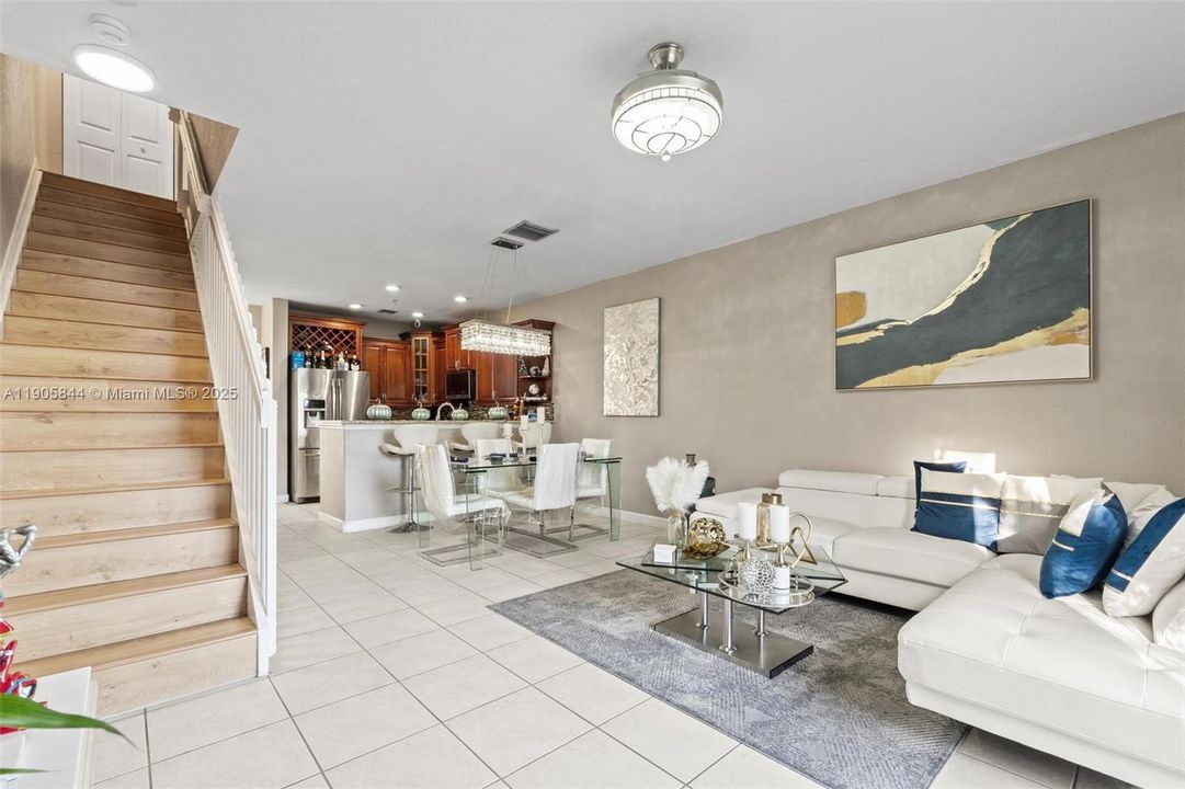 待售: $340,000 (2 贝兹, 2 浴室, 1294 平方英尺)