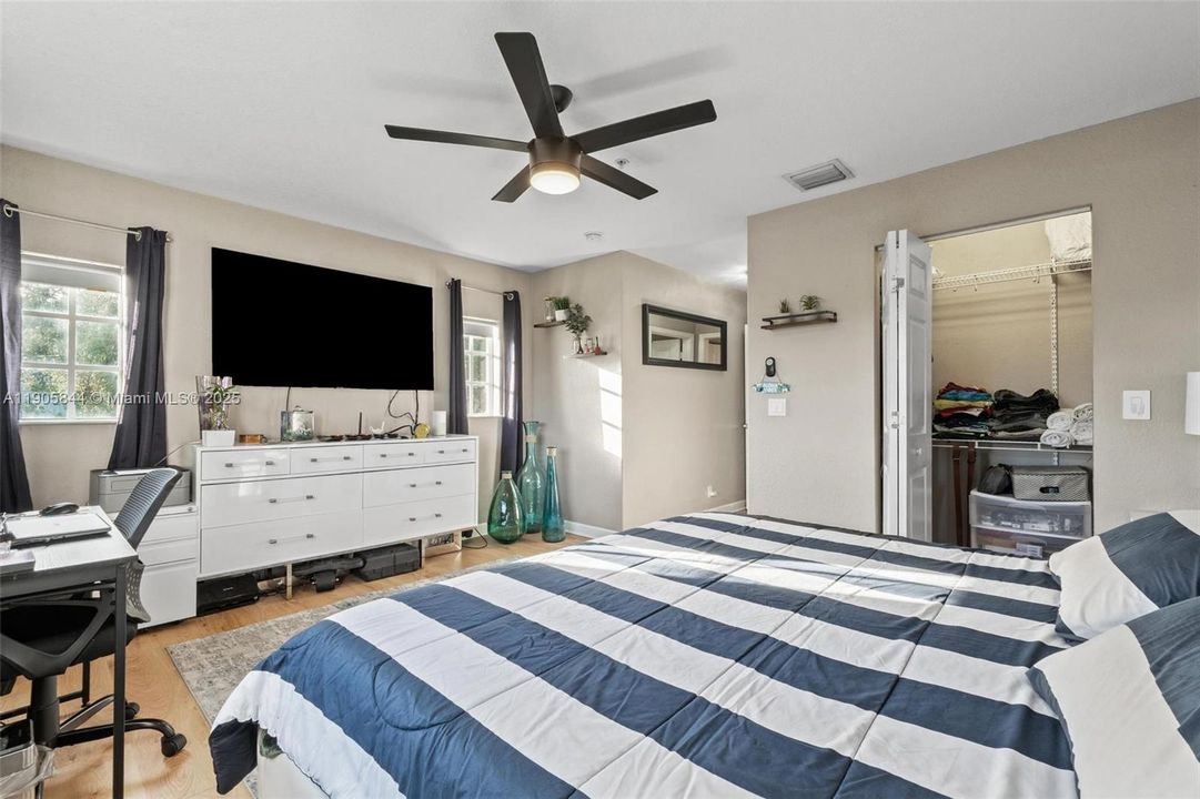 待售: $340,000 (2 贝兹, 2 浴室, 1294 平方英尺)