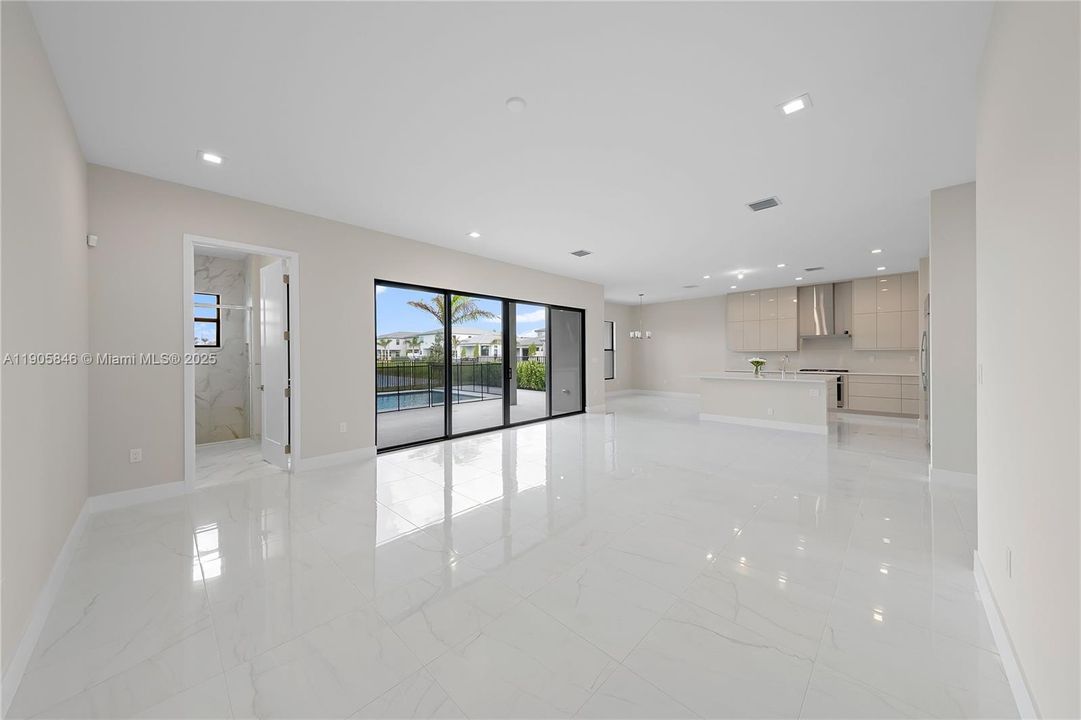 出租: $12,800 (5 贝兹, 7 浴室, 0 平方英尺)