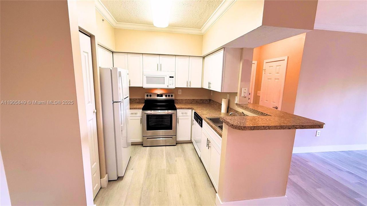 待售: $299,999 (1 贝兹, 1 浴室, 690 平方英尺)