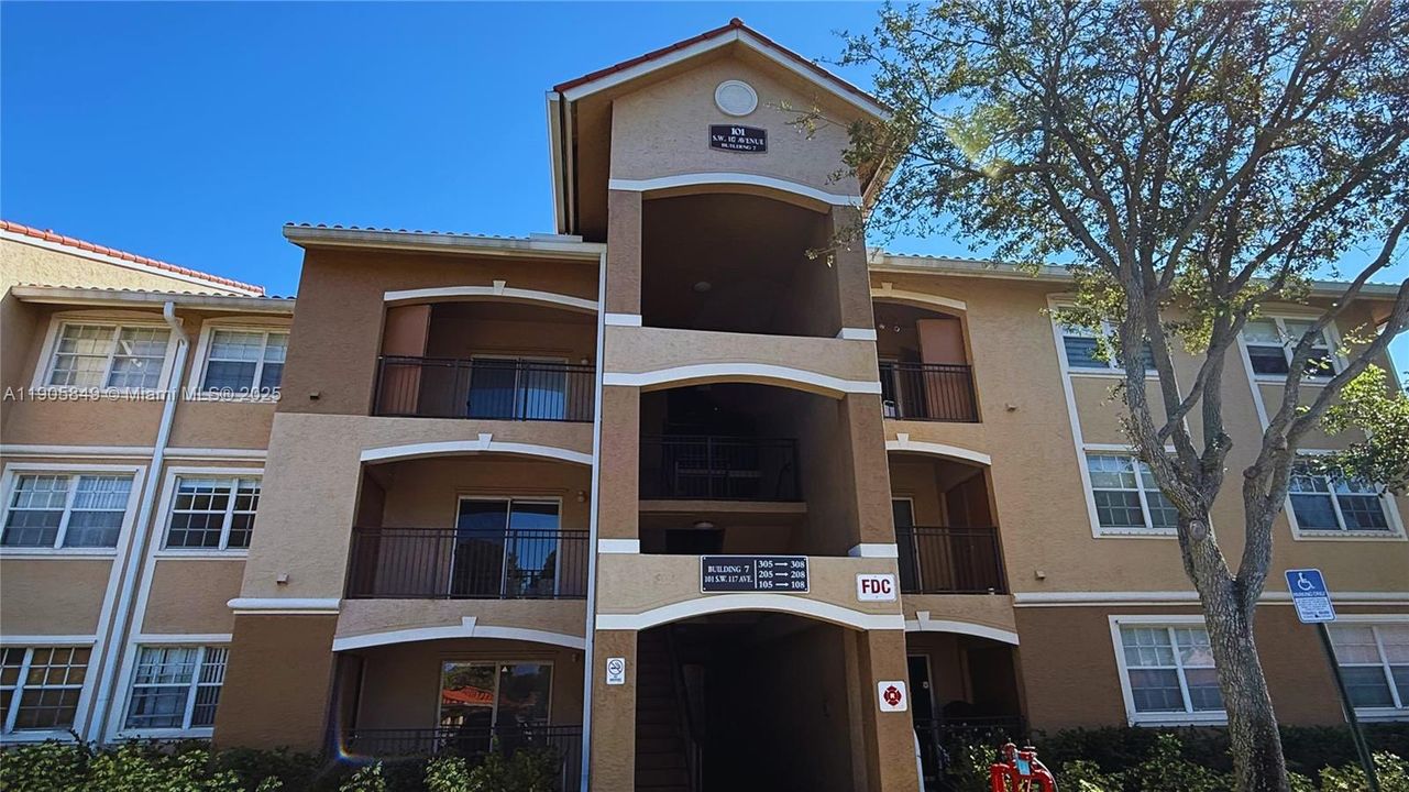 待售: $299,999 (1 贝兹, 1 浴室, 690 平方英尺)