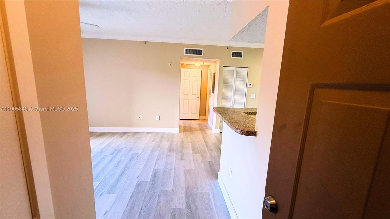 待售: $299,999 (1 贝兹, 1 浴室, 690 平方英尺)