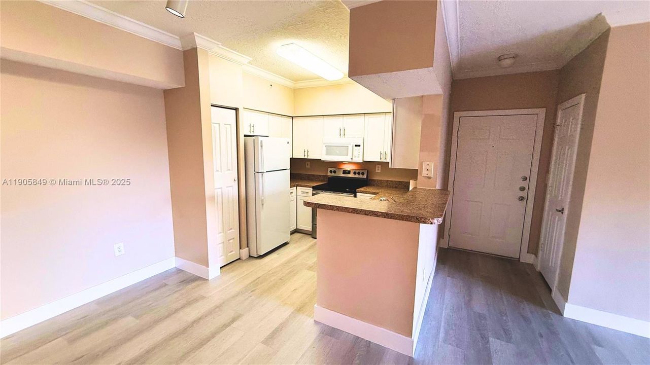 待售: $299,999 (1 贝兹, 1 浴室, 690 平方英尺)