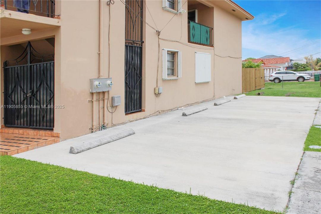 Activo con contrato: $2,850 (3 camas, 2 baños, 1677 Pies cuadrados)