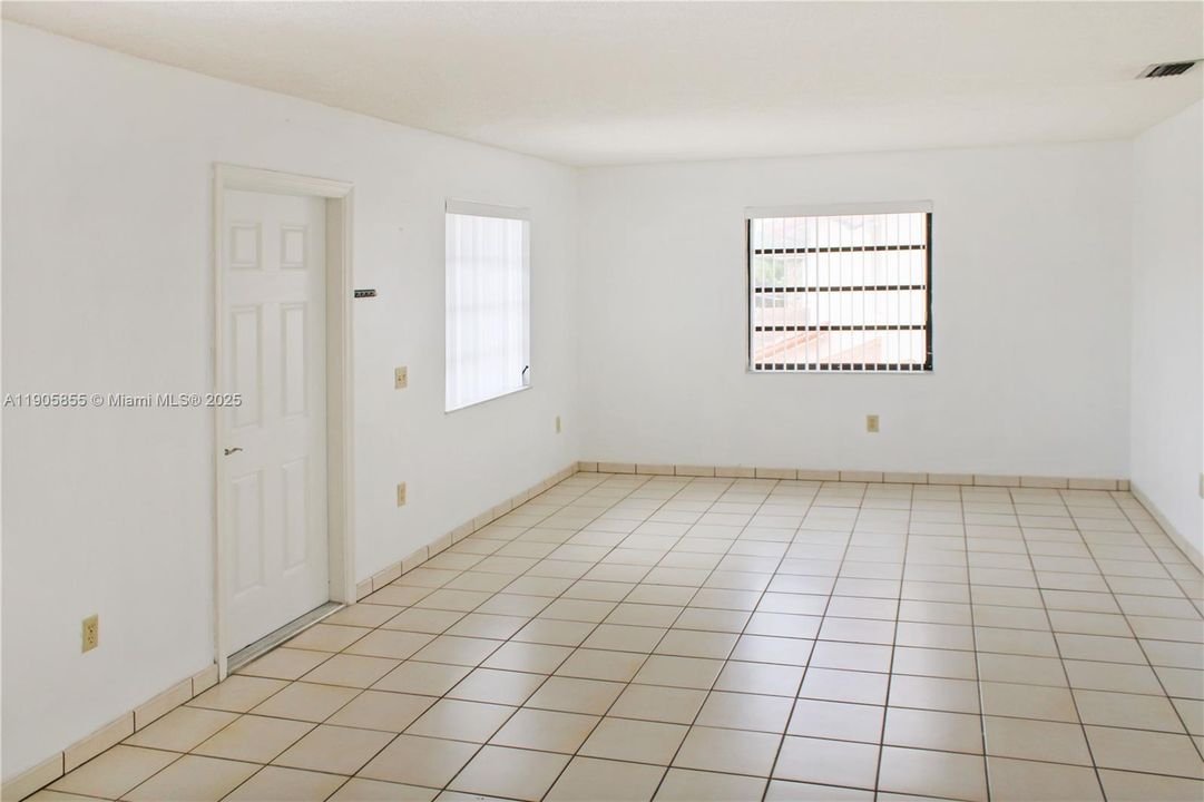 Activo con contrato: $2,850 (3 camas, 2 baños, 1677 Pies cuadrados)