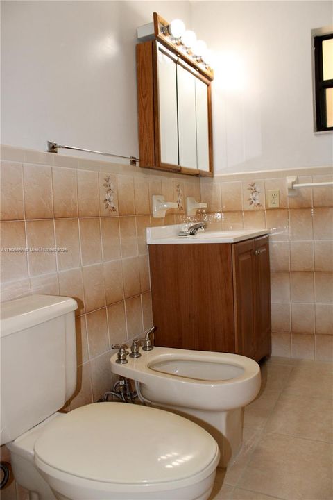 Activo con contrato: $2,850 (3 camas, 2 baños, 1677 Pies cuadrados)