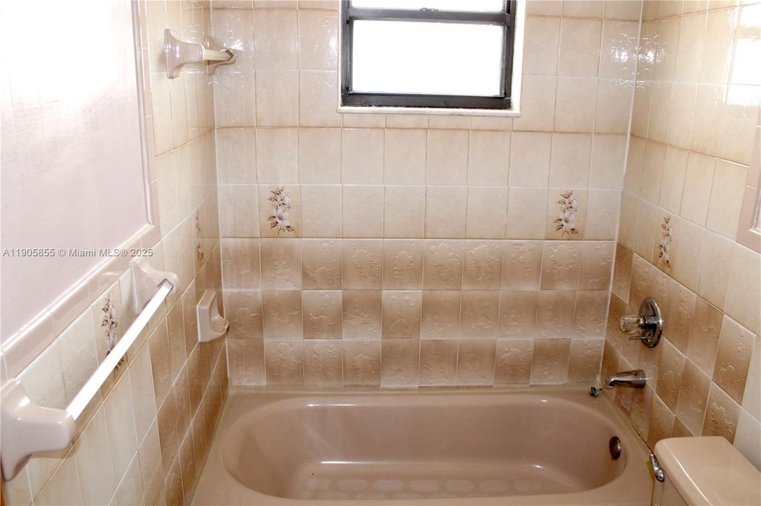 Activo con contrato: $2,850 (3 camas, 2 baños, 1677 Pies cuadrados)