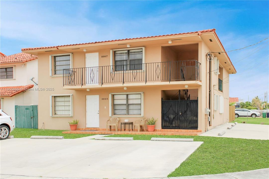 Activo con contrato: $2,850 (3 camas, 2 baños, 1677 Pies cuadrados)