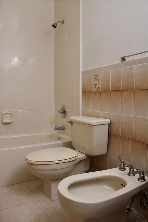 Activo con contrato: $2,850 (3 camas, 2 baños, 1677 Pies cuadrados)