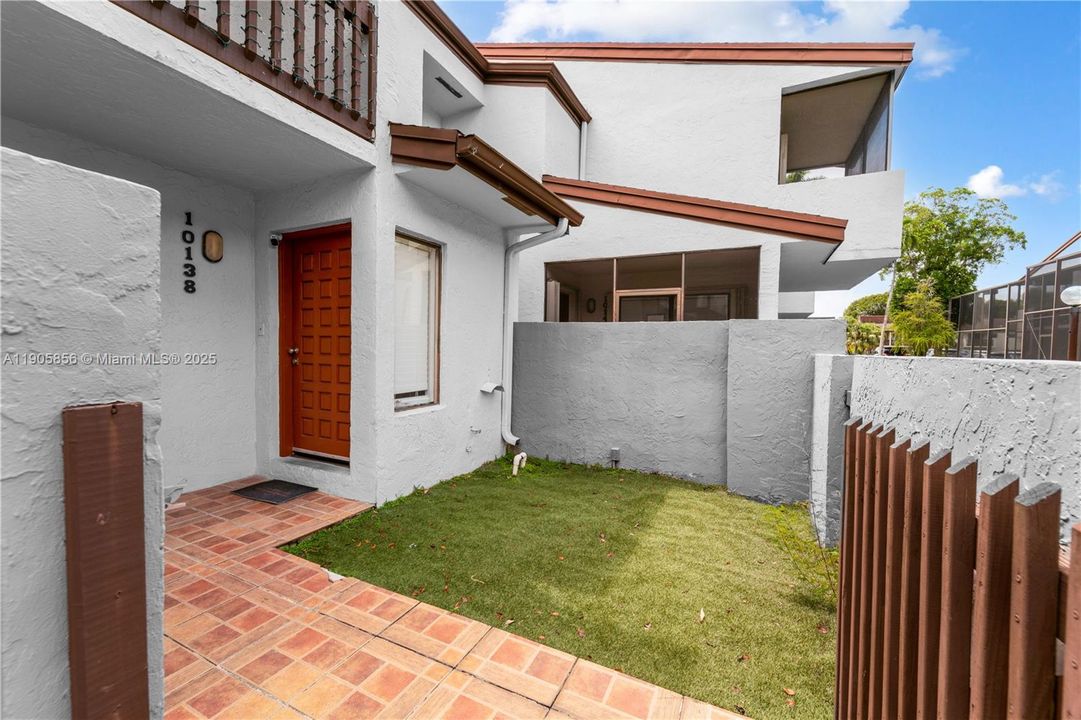 For Sale: $470,000 (2 beds, 2 baths, 1392 Square Feet)