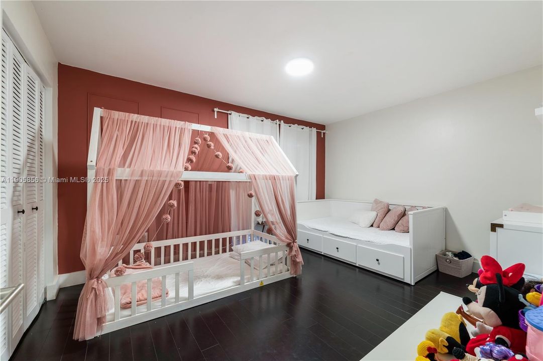 For Sale: $470,000 (2 beds, 2 baths, 1392 Square Feet)