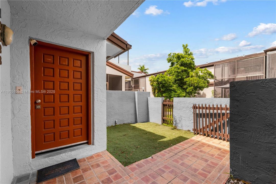 For Sale: $470,000 (2 beds, 2 baths, 1392 Square Feet)