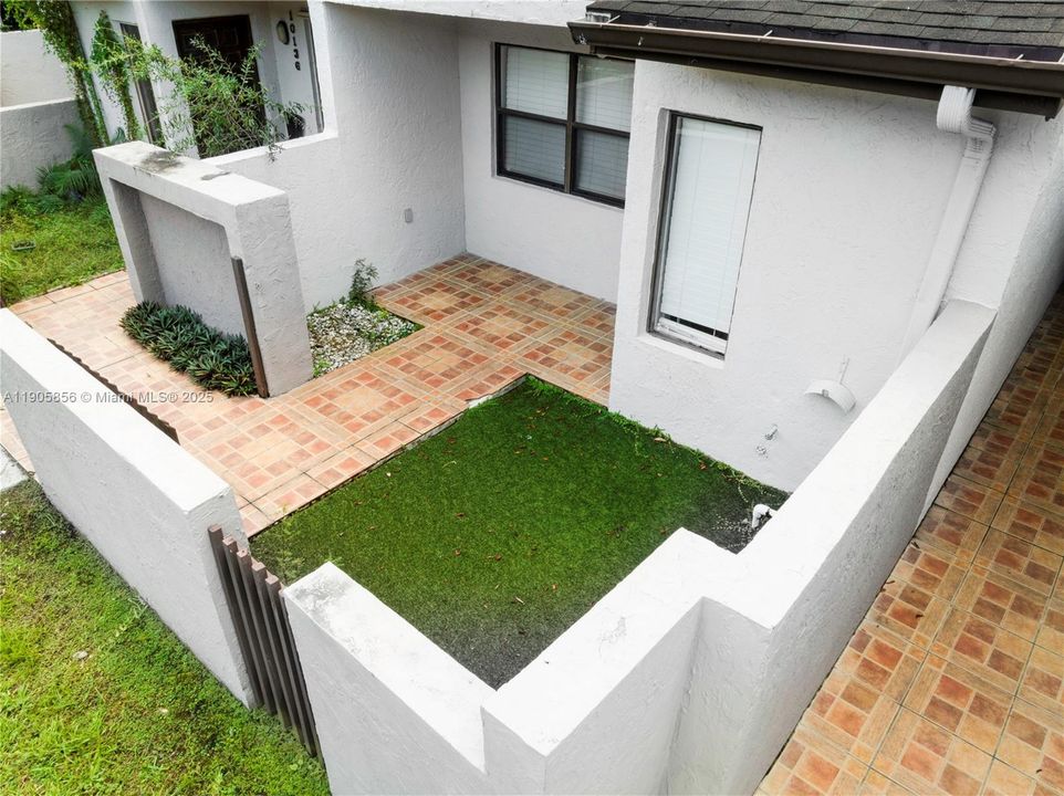 For Sale: $470,000 (2 beds, 2 baths, 1392 Square Feet)