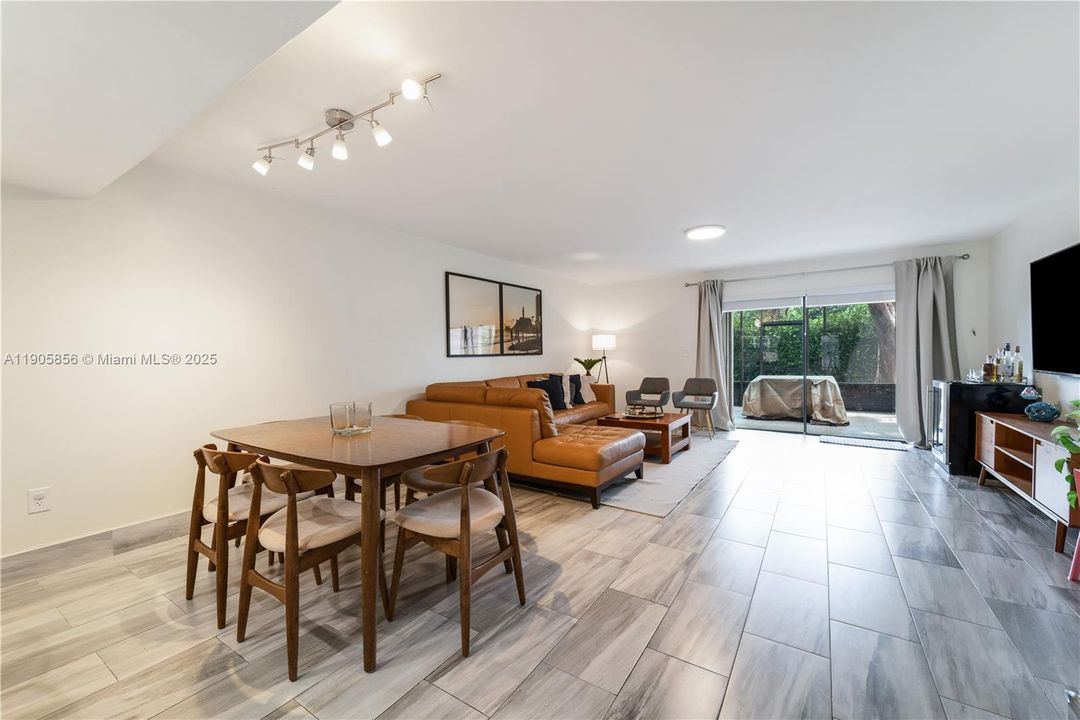 For Sale: $470,000 (2 beds, 2 baths, 1392 Square Feet)