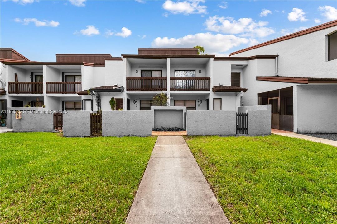 For Sale: $470,000 (2 beds, 2 baths, 1392 Square Feet)