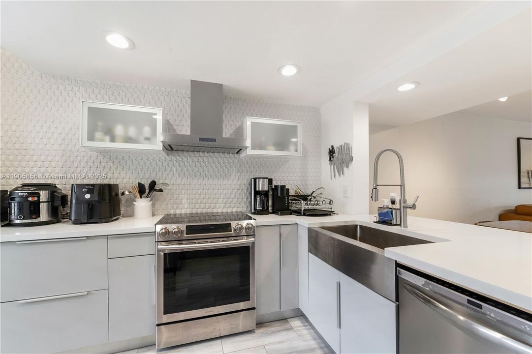 For Sale: $470,000 (2 beds, 2 baths, 1392 Square Feet)