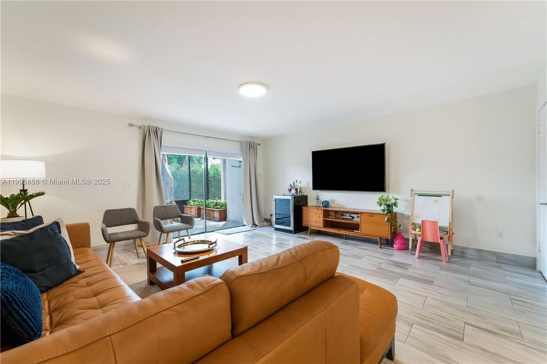 For Sale: $470,000 (2 beds, 2 baths, 1392 Square Feet)