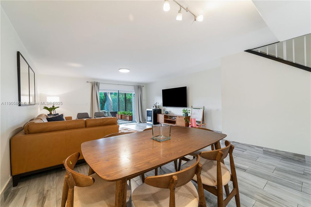 For Sale: $470,000 (2 beds, 2 baths, 1392 Square Feet)