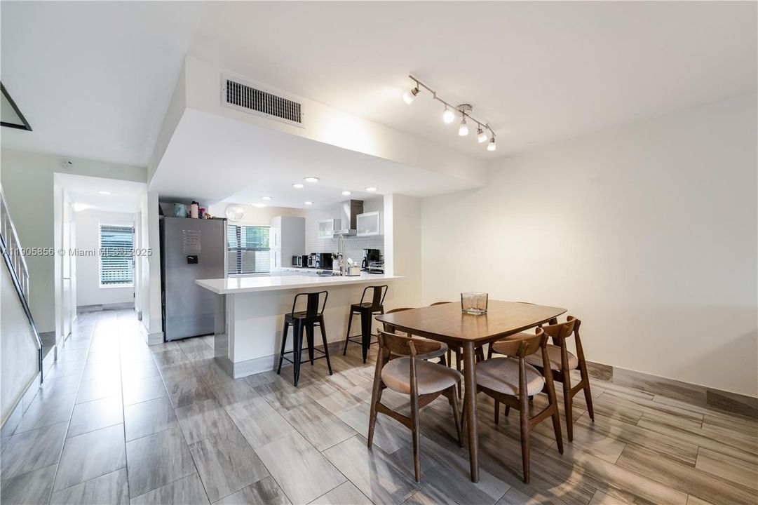For Sale: $470,000 (2 beds, 2 baths, 1392 Square Feet)