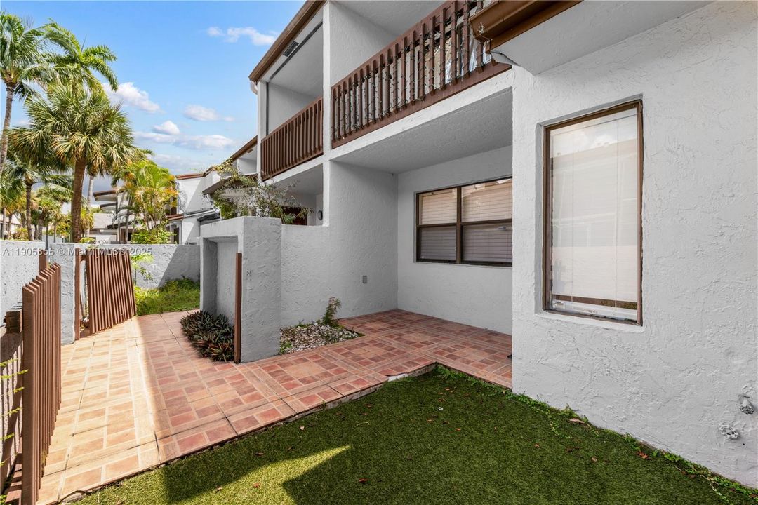 For Sale: $470,000 (2 beds, 2 baths, 1392 Square Feet)