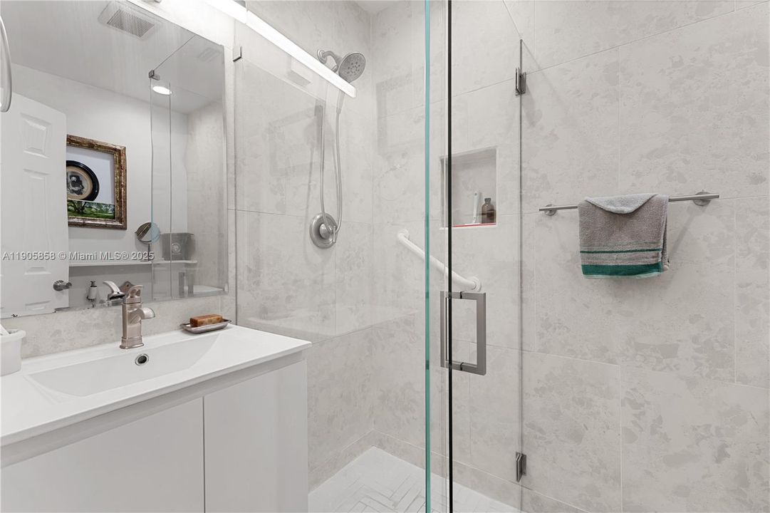 出租: $4,200 (3 贝兹, 2 浴室, 1202 平方英尺)