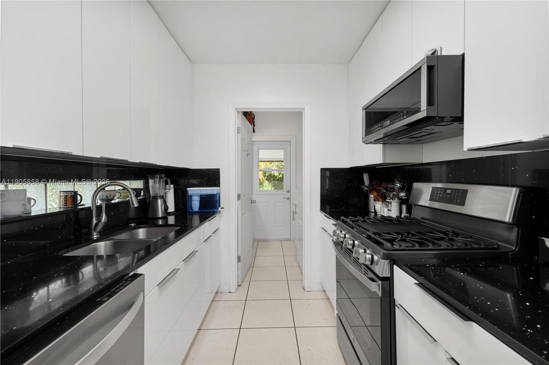 出租: $4,200 (3 贝兹, 2 浴室, 1202 平方英尺)