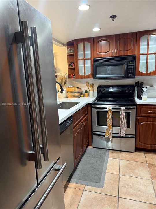 For Rent: $2,500 (1 beds, 1 baths, 700 Square Feet)