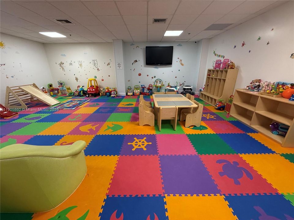 For Rent: $2,500 (1 beds, 1 baths, 700 Square Feet)