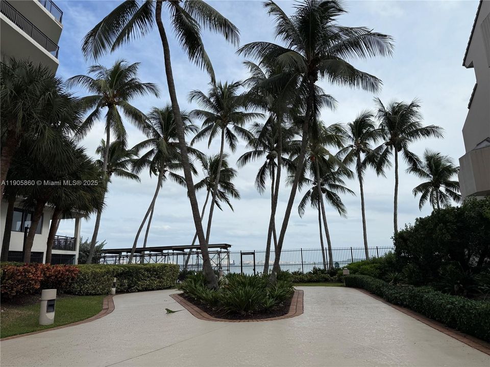 For Rent: $2,500 (1 beds, 1 baths, 700 Square Feet)