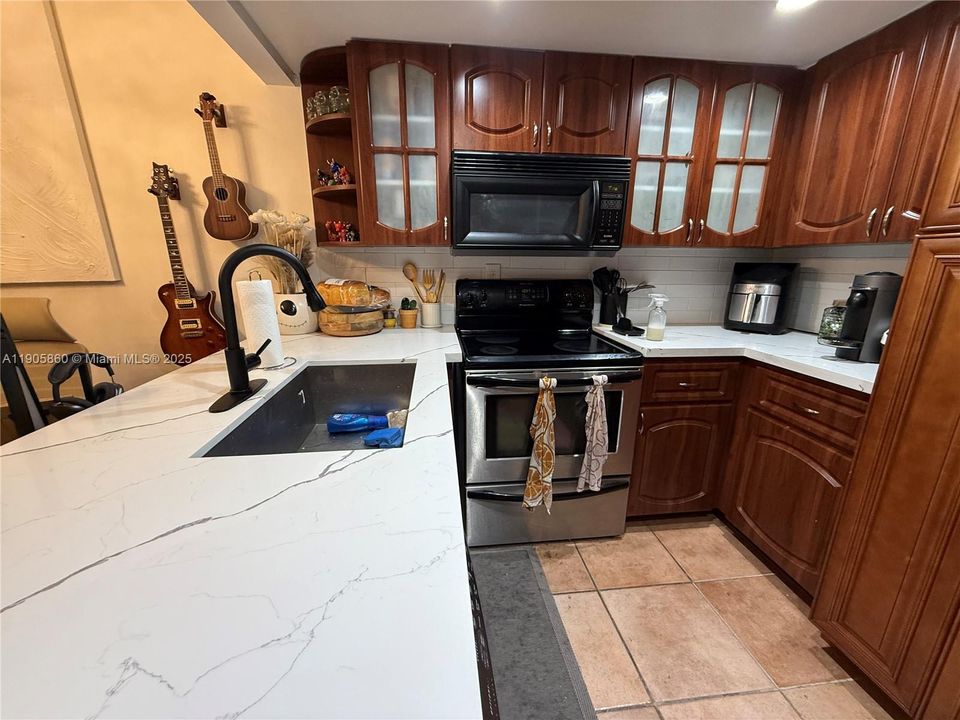 For Rent: $2,500 (1 beds, 1 baths, 700 Square Feet)