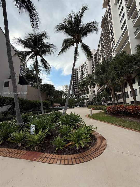 For Rent: $2,500 (1 beds, 1 baths, 700 Square Feet)