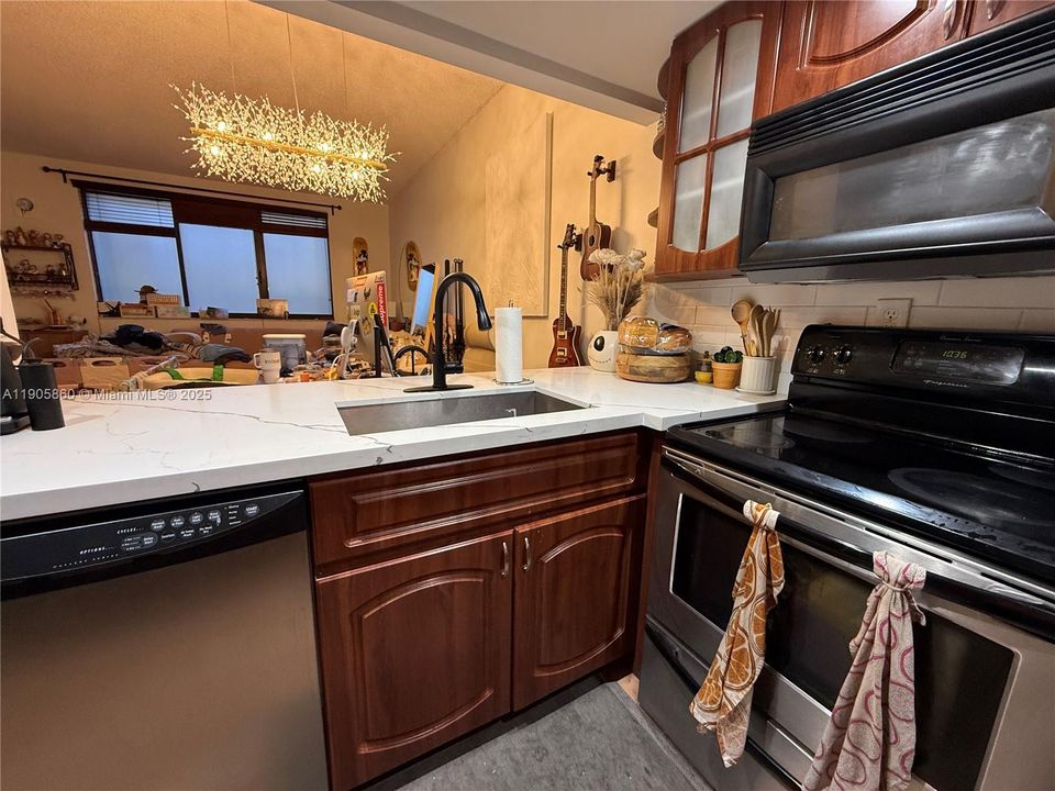 For Rent: $2,500 (1 beds, 1 baths, 700 Square Feet)