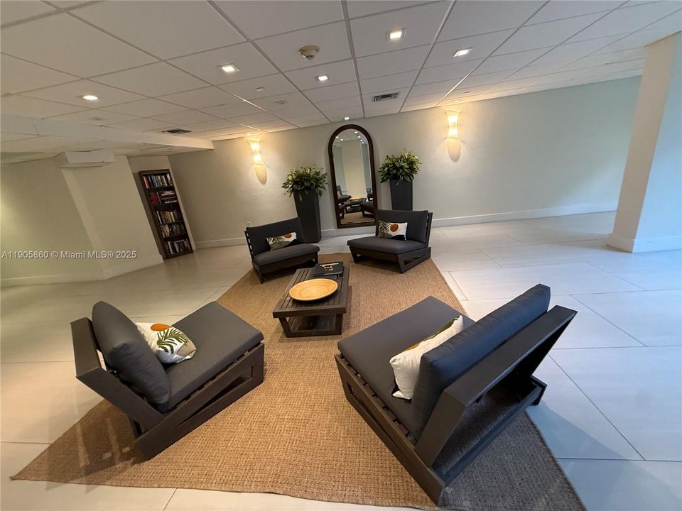 For Rent: $2,500 (1 beds, 1 baths, 700 Square Feet)