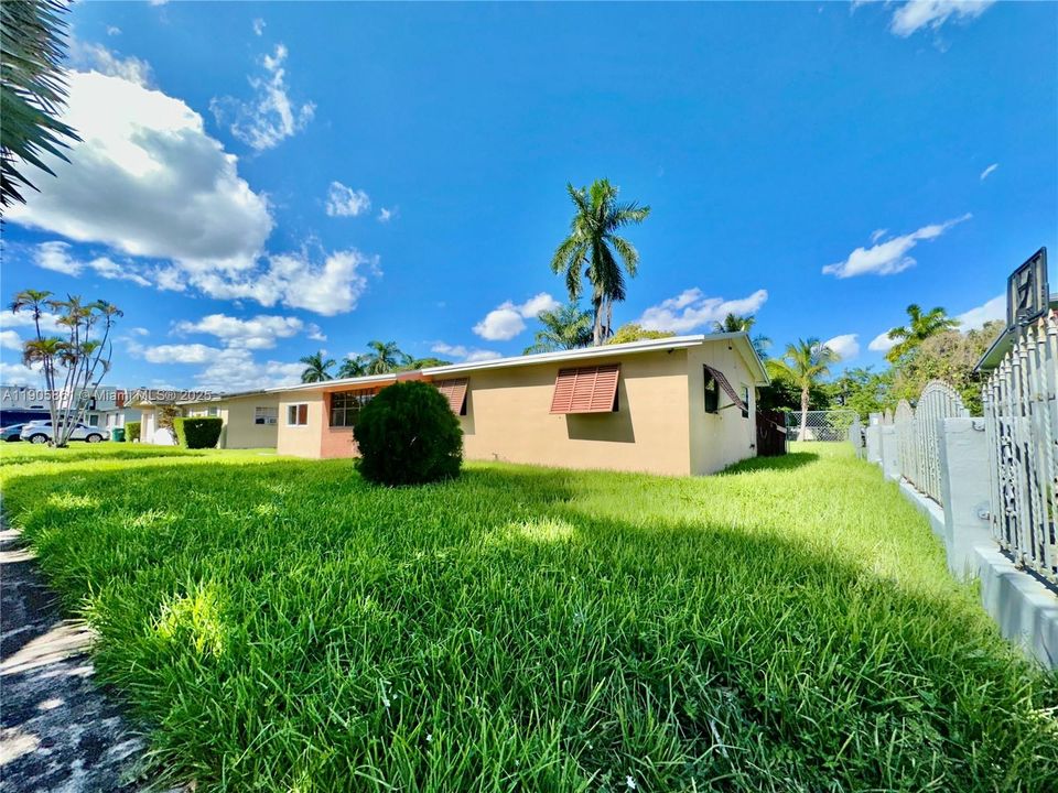 Active With Contract: $435,000 (4 beds, 3 baths, 1144 Square Feet)