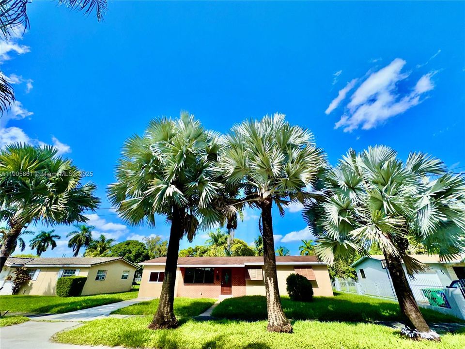 Active With Contract: $435,000 (4 beds, 3 baths, 1144 Square Feet)