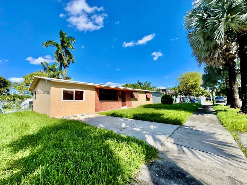 Active With Contract: $435,000 (4 beds, 3 baths, 1144 Square Feet)