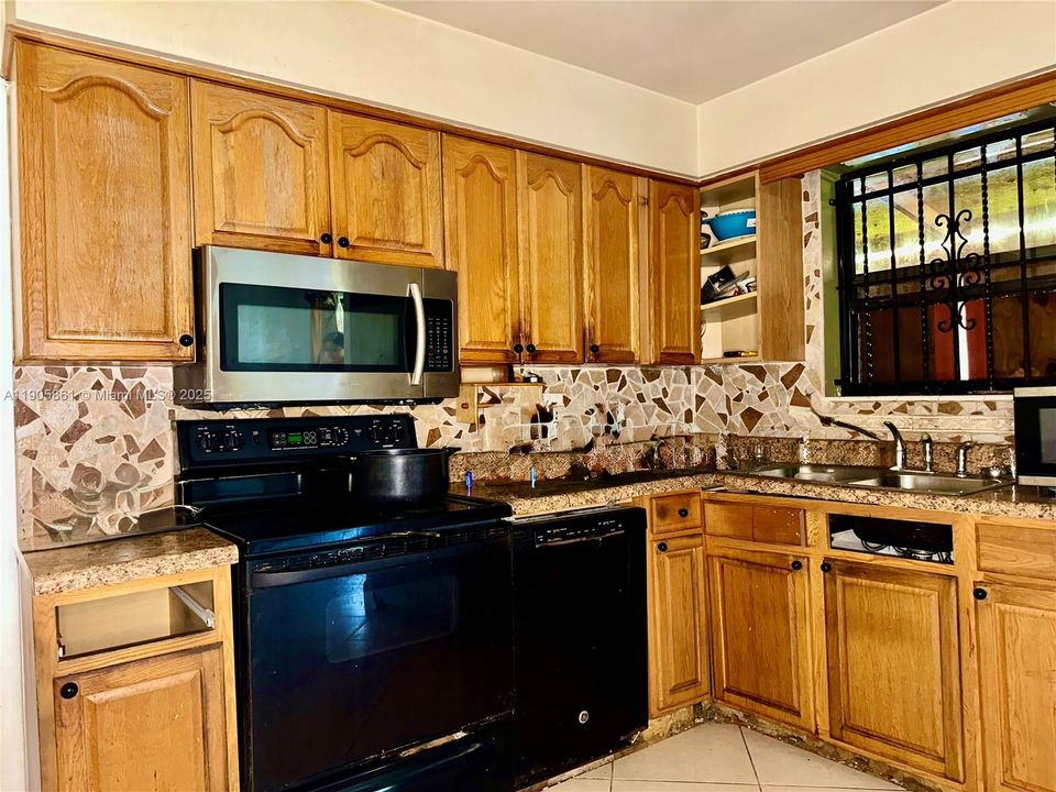 Active With Contract: $435,000 (4 beds, 3 baths, 1144 Square Feet)