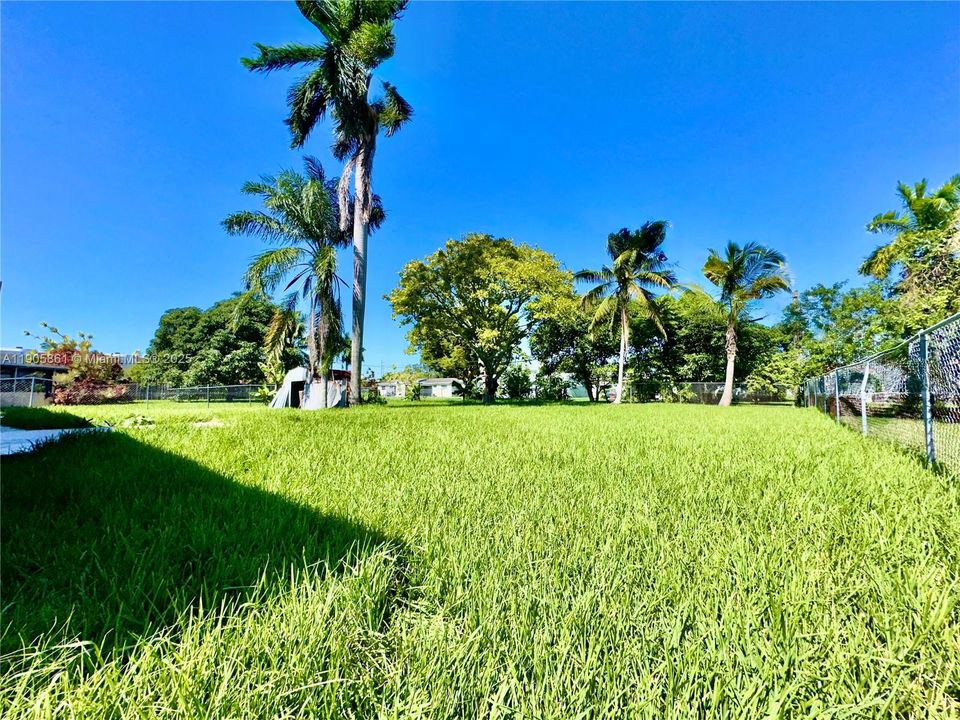 Active With Contract: $435,000 (4 beds, 3 baths, 1144 Square Feet)