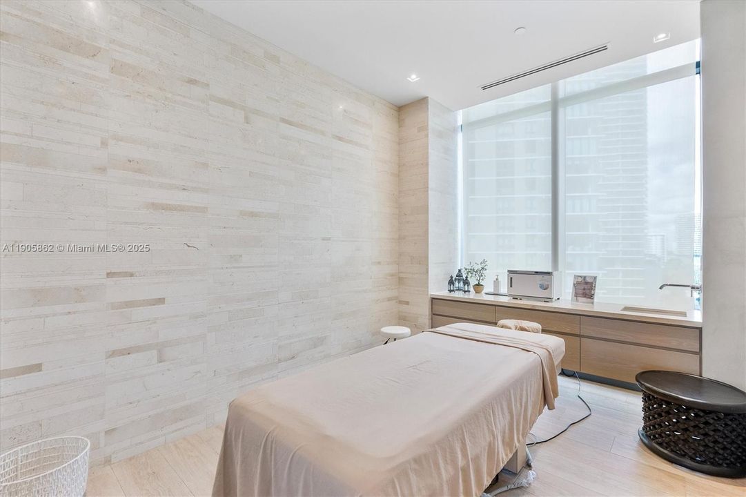 For Sale: $1,650,000 (3 beds, 3 baths, 1634 Square Feet)