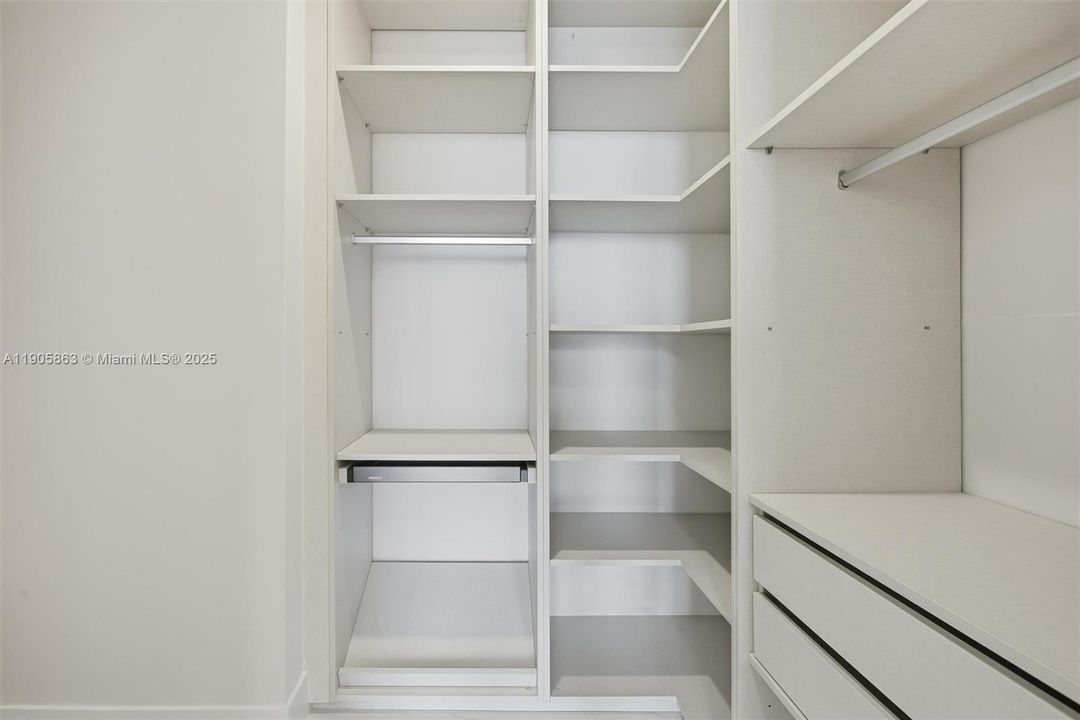 For Rent: $6,000 (1 beds, 2 baths, 1028 Square Feet)