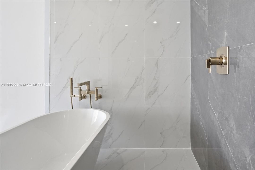 For Rent: $6,000 (1 beds, 2 baths, 1028 Square Feet)