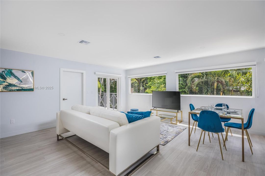 合同活跃: $3,595 (2 贝兹, 2 浴室, 1010 平方英尺)