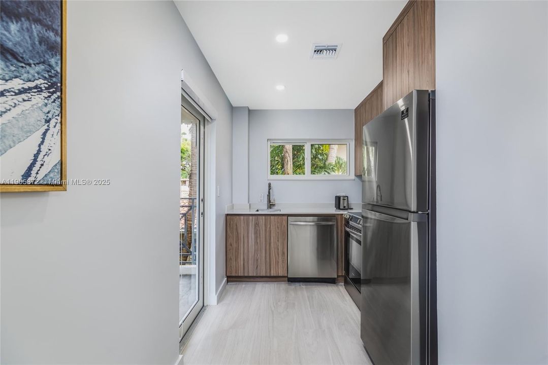 合同活跃: $3,595 (2 贝兹, 2 浴室, 1010 平方英尺)