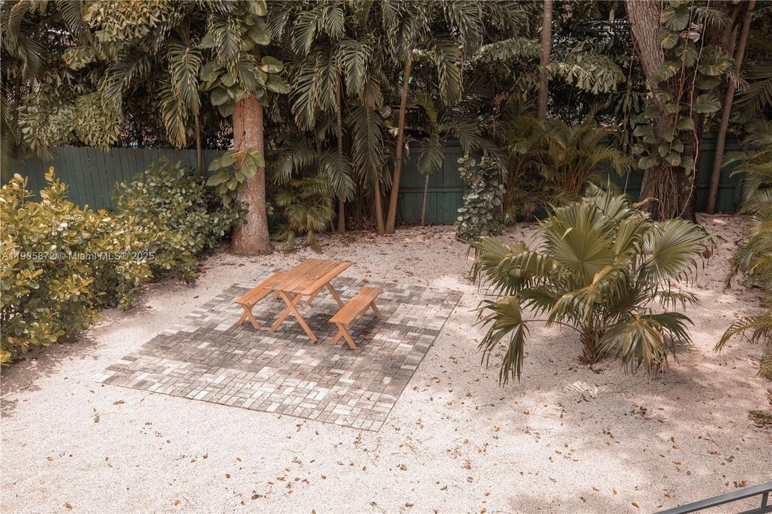 合同活跃: $3,595 (2 贝兹, 2 浴室, 1010 平方英尺)