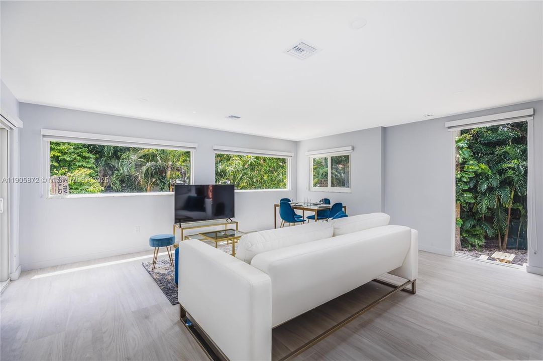 合同活跃: $3,595 (2 贝兹, 2 浴室, 1010 平方英尺)