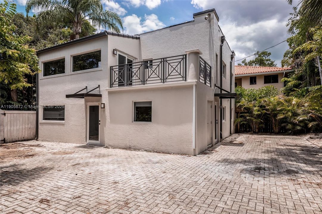 合同活跃: $3,595 (2 贝兹, 2 浴室, 1010 平方英尺)