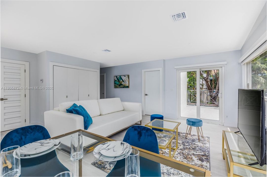 合同活跃: $3,595 (2 贝兹, 2 浴室, 1010 平方英尺)