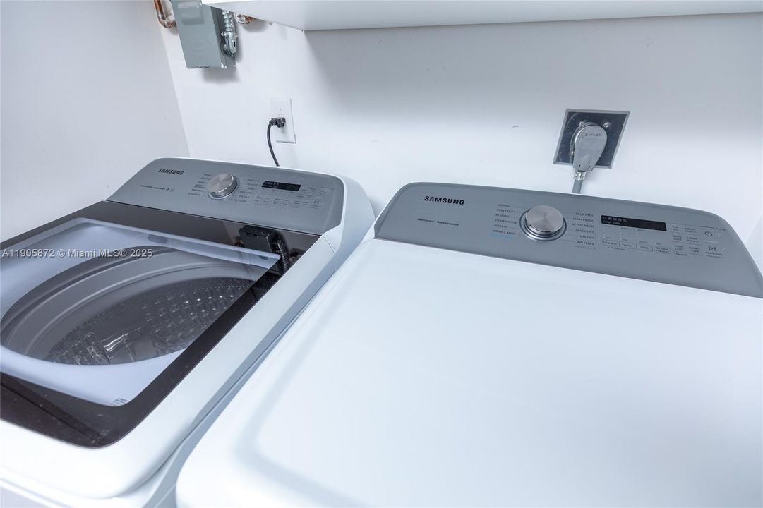 合同活跃: $3,595 (2 贝兹, 2 浴室, 1010 平方英尺)