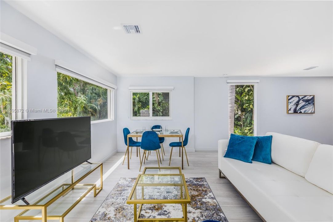 合同活跃: $3,595 (2 贝兹, 2 浴室, 1010 平方英尺)