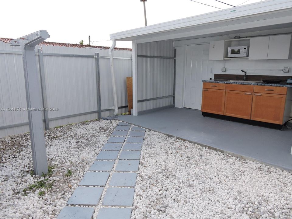 For Rent: $1,200 (1 beds, 1 baths, 400 Square Feet)